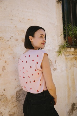 Camiseta SusiSweetdress rosa palo con mariquitas rojas- Ropa mujer SusiSweetdress
