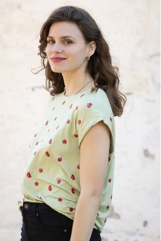 Camiseta SusiSweetdress verde pastel con mariquitas rojas- Ropa mujer SusiSweetdress