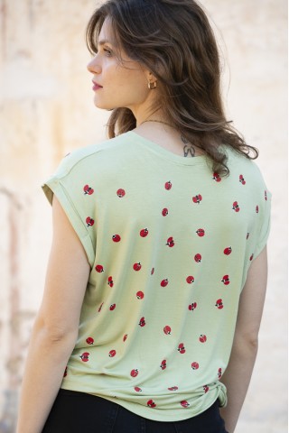 Camiseta SusiSweetdress verde pastel con mariquitas rojas- Ropa mujer SusiSweetdress
