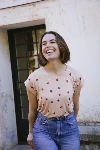 Camiseta SusiSweetdress beis con mariquitas rojas- Ropa mujer SusiSweetdress
