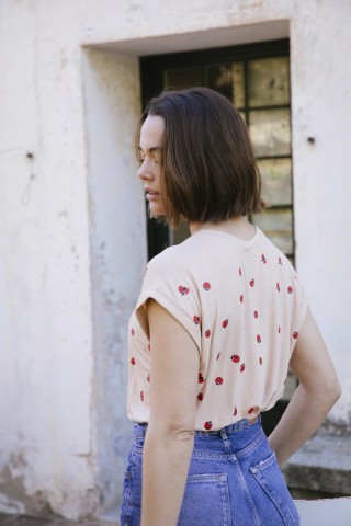Camiseta SusiSweetdress beis con mariquitas rojas- Ropa mujer SusiSweetdress