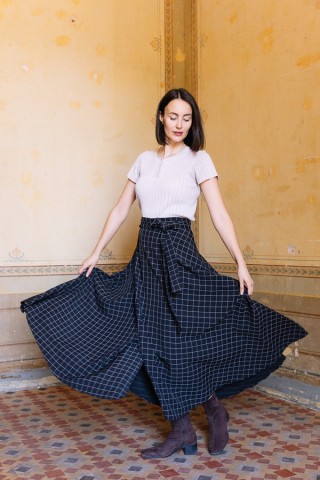 Falda maxi larga cruzada negra con líneas blancas-Ropa mujer SusiSweetdress
