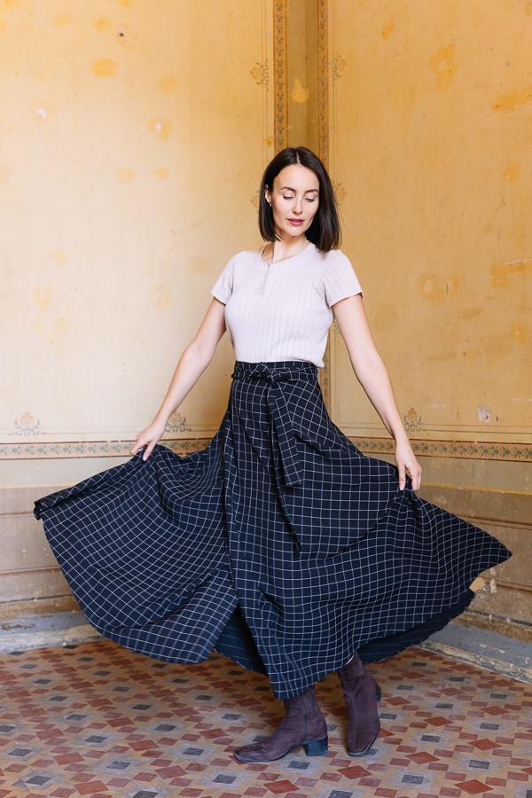 Falda maxi larga cruzada negra con líneas blancas-Ropa mujer SusiSweetdress
