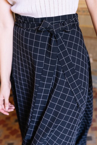 Falda maxi larga cruzada negra con líneas blancas-Ropa mujer SusiSweetdress