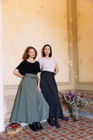 Falda maxi larga cruzada negra con líneas blancas-Ropa mujer SusiSweetdress
