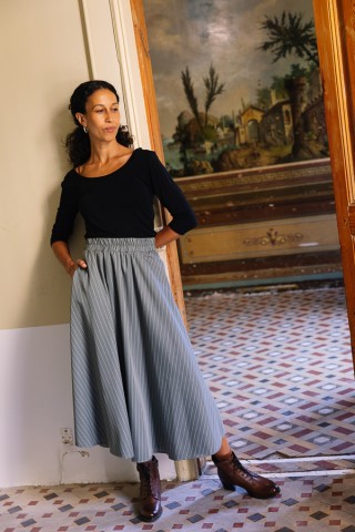Falda maxi larga gris clon líneas blancasa con bolsillos- Ropa mujer SusiSweetdress