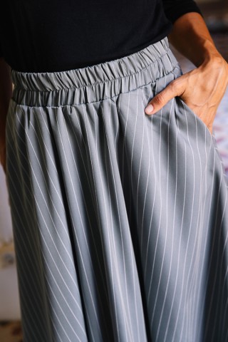 Falda maxi larga gris clon líneas blancasa con bolsillos- Ropa mujer SusiSweetdress