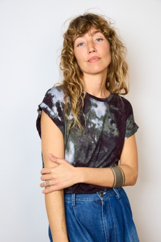 Camiseta SusiSweetdress graffiti en tonos grises y berenjena- Ropa mujer SusiSweetdress