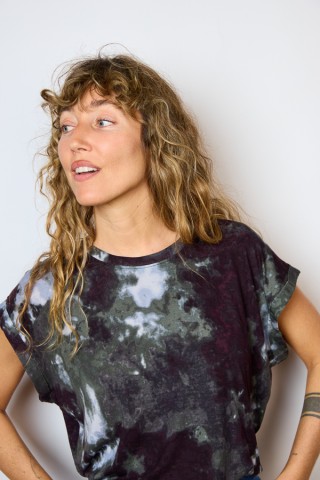 Camiseta SusiSweetdress graffiti en tonos grises y berenjena- Ropa mujer SusiSweetdress