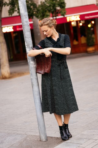 Vestido escotado negro con estampado pequeño beis- Colección SusiSweetdress