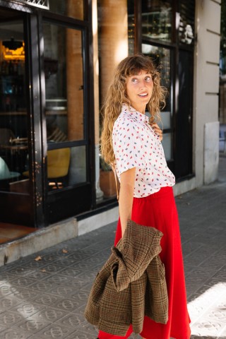 Camisa vintage blanca con hojas azules y rojas- Ropa mujer SusiSweetdress