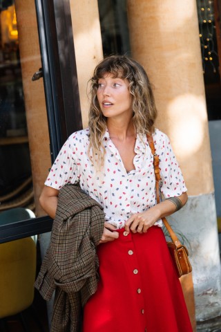 Camisa vintage blanca con hojas azules y rojas- Ropa mujer SusiSweetdress