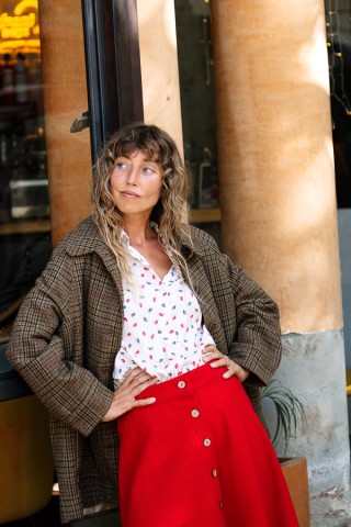 Camisa vintage blanca con hojas azules y rojas- Ropa mujer SusiSweetdress