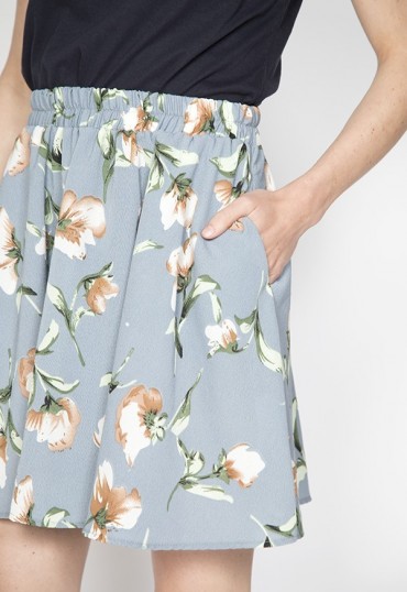 Falda mini gris con flor beis