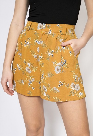 Shorts color amarillo con flores