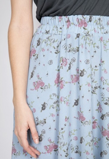 Falda maxi larga azul claro con flores rosas