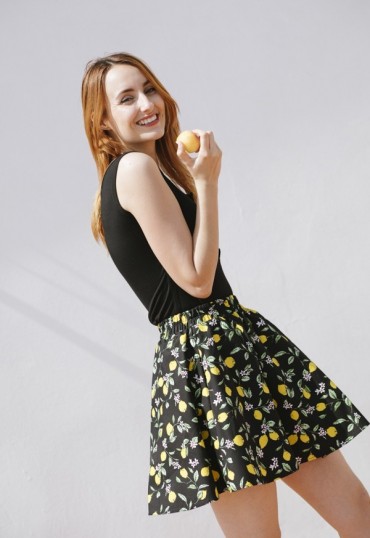 Falda mini negra con limones