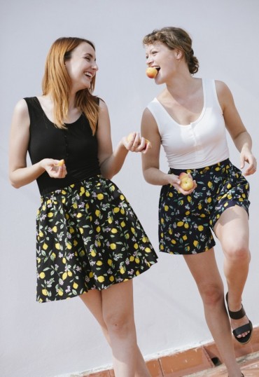 Falda mini negra con limones
