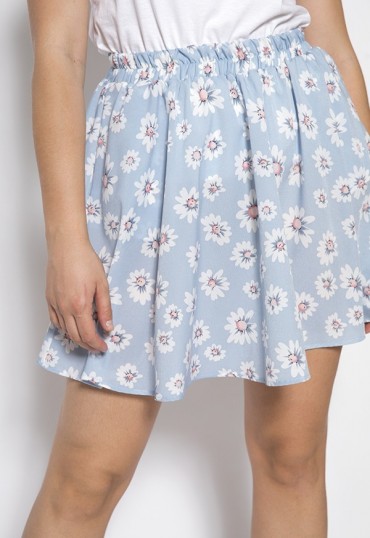 Falda mini azul pastel con flores blancas y rosas