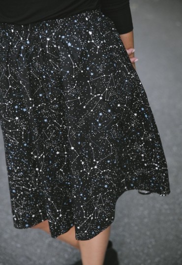 Falda midi negra constelaciones