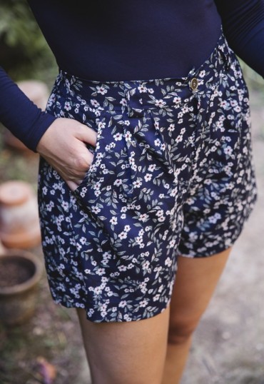 Shorts color azul marino con flores blancasl- Ropa mujer SusiSweetdress
