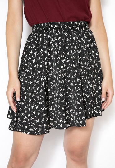 Falda mini negra con flores blancas